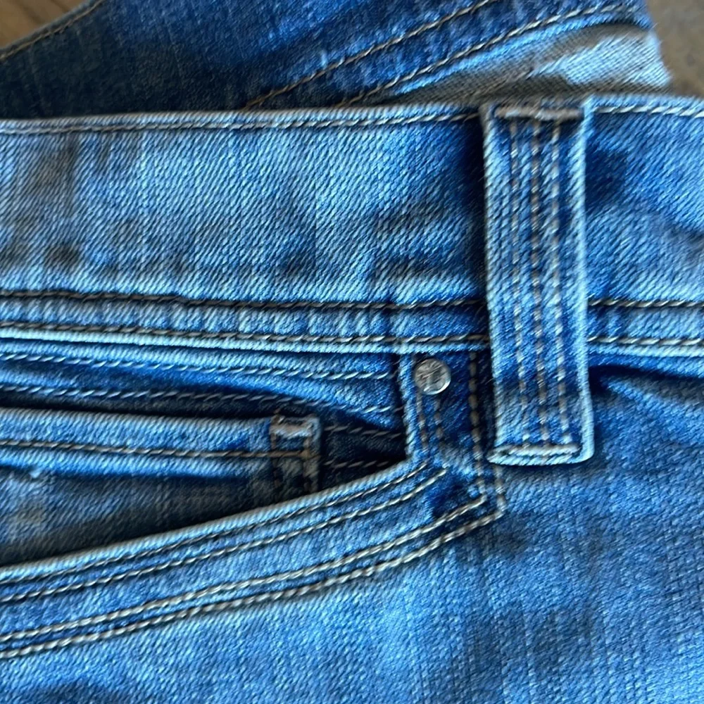 White House Black Market New Jeans Size 4 Short - Picture 4 of 4
